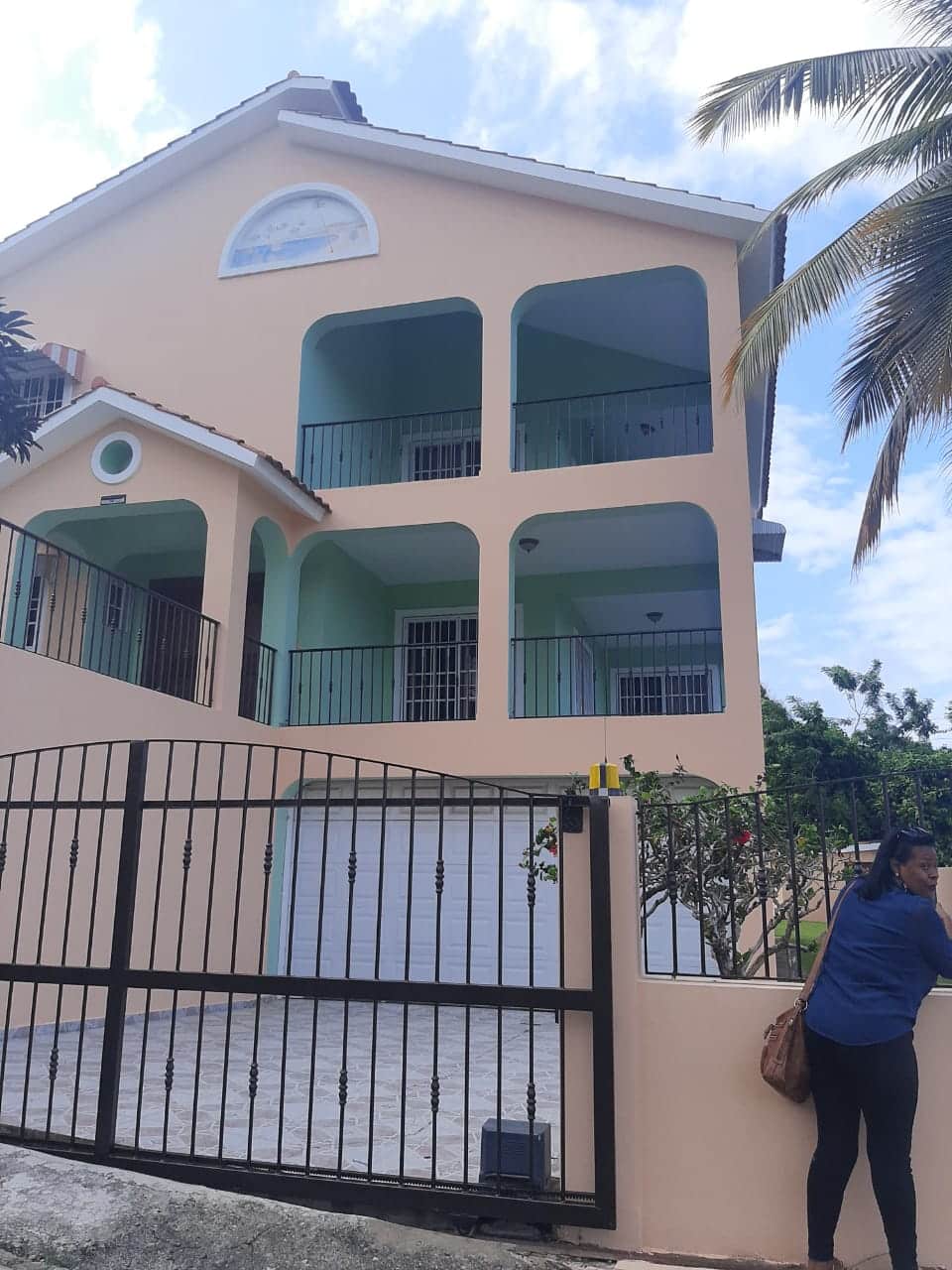 Se vende esta casa de oportunidad por motivos de viaje, en zona exclusiva de puerto plata República Dominicana.