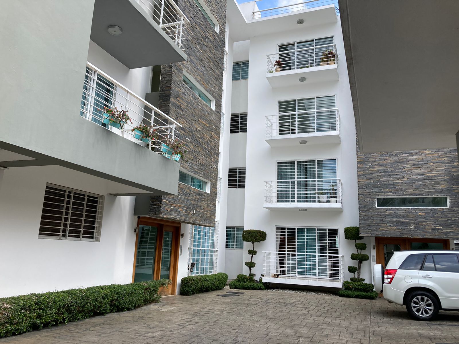 Alquilo amplio y moderno apartamento de 3 habitaciones en Urbanización Fernández